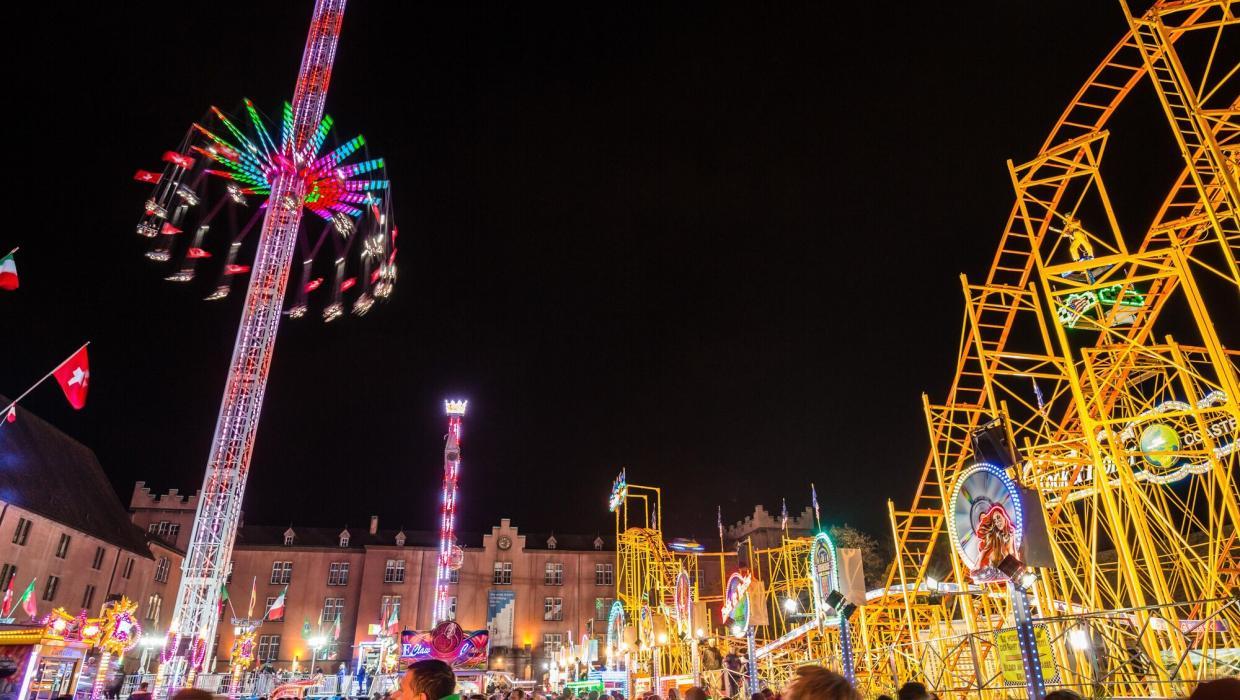 Highlights der Herbstmesse 2017 auf dem Kasernenareal: Condor – das höchste transportable Kettenkarussel der Welt – und der knallgelbe “Rock & Roller Coaster”, die bis dahin grösste mobile Achterbahn, die je in Basel war.